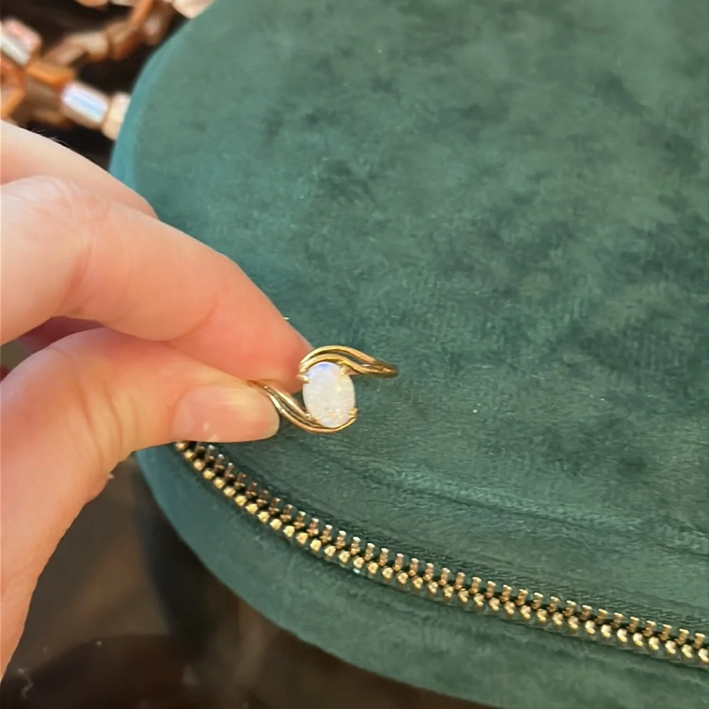 Vintage Opal ring 10k solid gold bypass wave setting - Picture 4 of 5